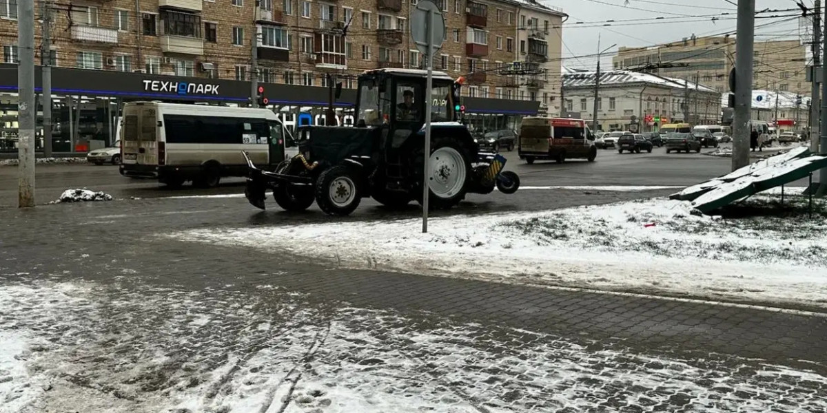 Из-за снегопада в Кирове подрядчик вывел на улицы города около 70 единиц техники и более 100 рабочих редакции