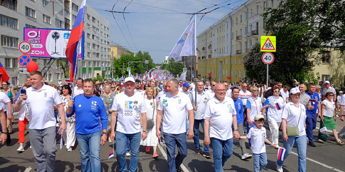 Шествие трудовых коллективов в Кирове собрало 15 тысяч участников kirovreg.ru