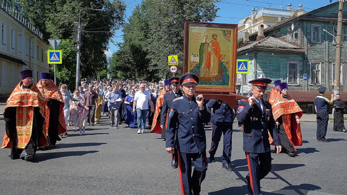 Традиционный крестный ход в честь святых Петра и Февронии прошел в Кирове |  08.07.2024 | Киров - БезФормата