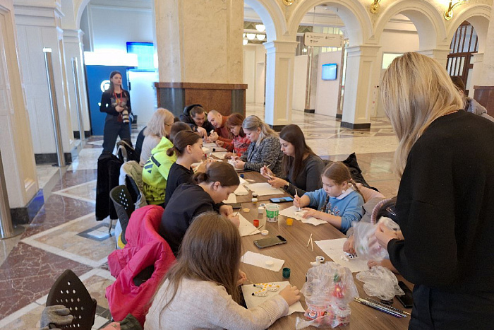 Мастер-классы по дымковской росписи прошли для жителей Москвы kirovreg.ru
