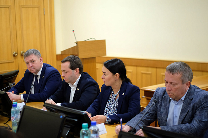 Депутаты выступили с благодарностью к губернатору за поддержку их инициатив kirovreg.ru