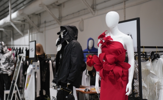 Новогодние тренды 2025/2026: элегантность в оттенках вина и рубина – как составить образ Новогодние тренды 2025/2026: элегантность в оттенках вина и рубина – как составить образ