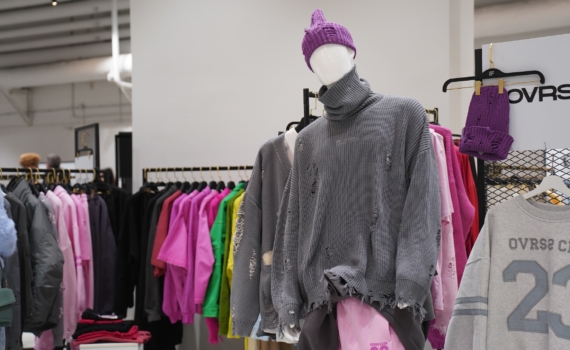 Крупная вязка и ушанки вернулись: трендовые шапки, которые носят модницы этой зимой Крупная вязка и ушанки вернулись: трендовые шапки, которые носят модницы этой зимой